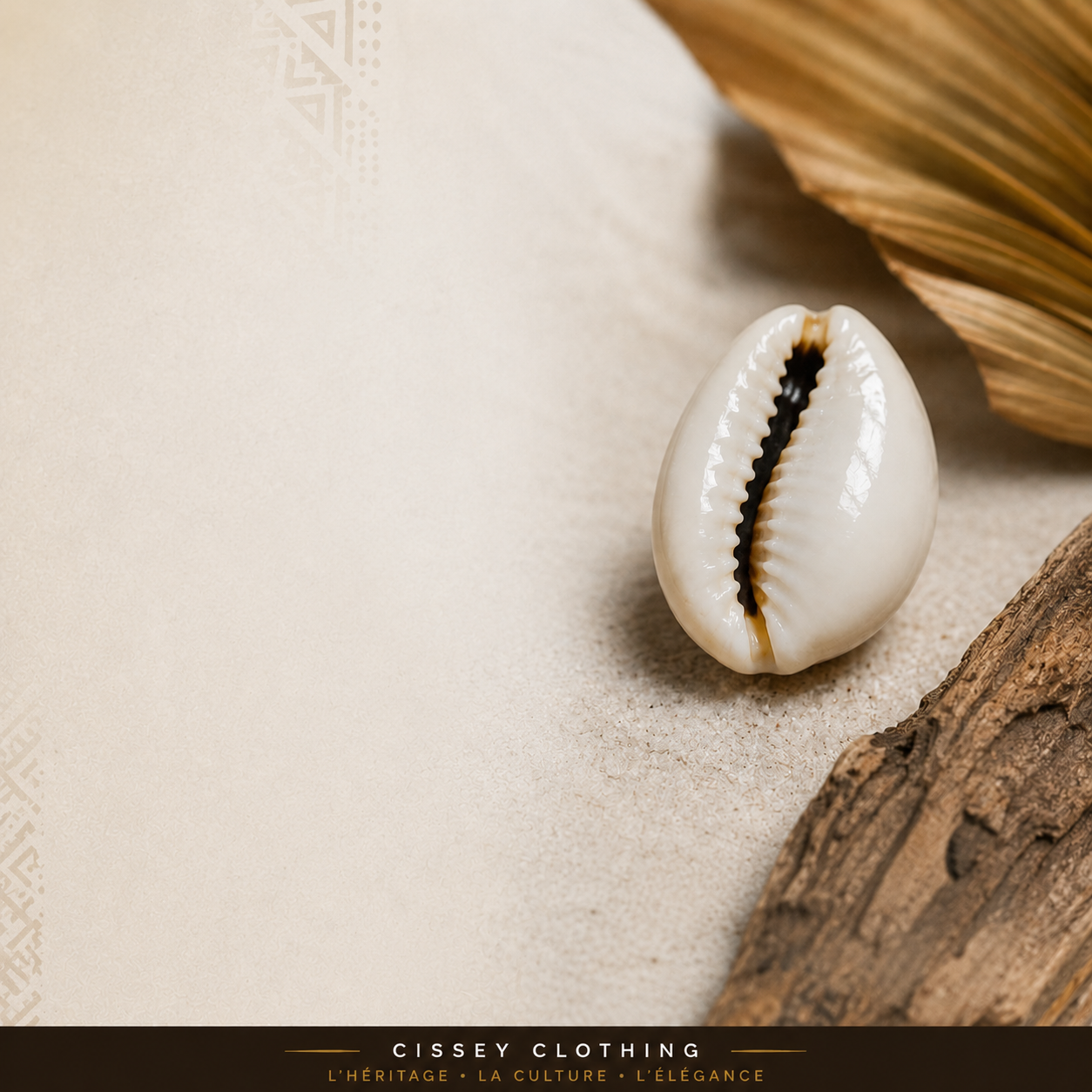 Image minimaliste représentant un cauri sur fond sable beige avec éléments naturels et identité visuelle Cissey Clothing, symbole de culture africaine, héritage et élégance.