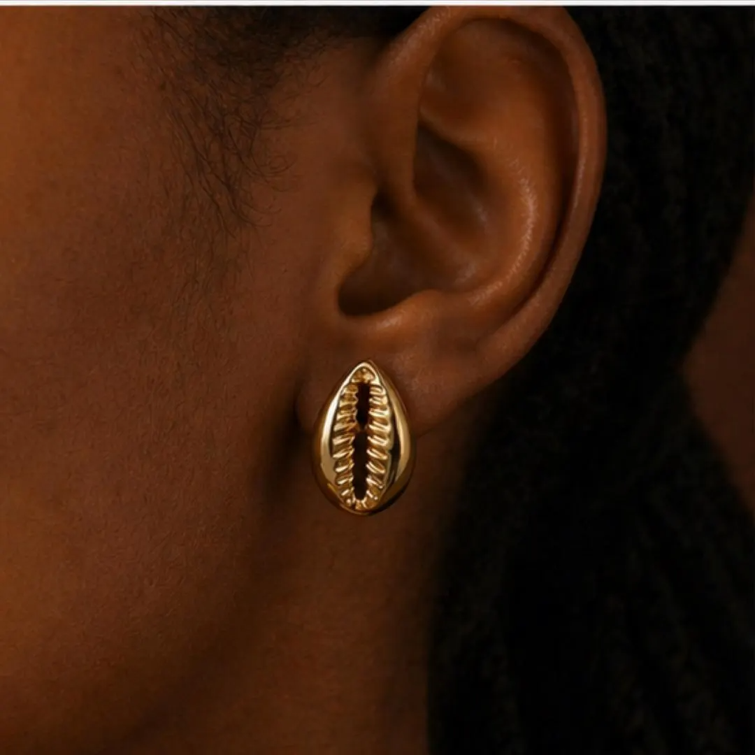 Boucle d'oreille coquillage cauri dorée portée — Cissey Clothing
