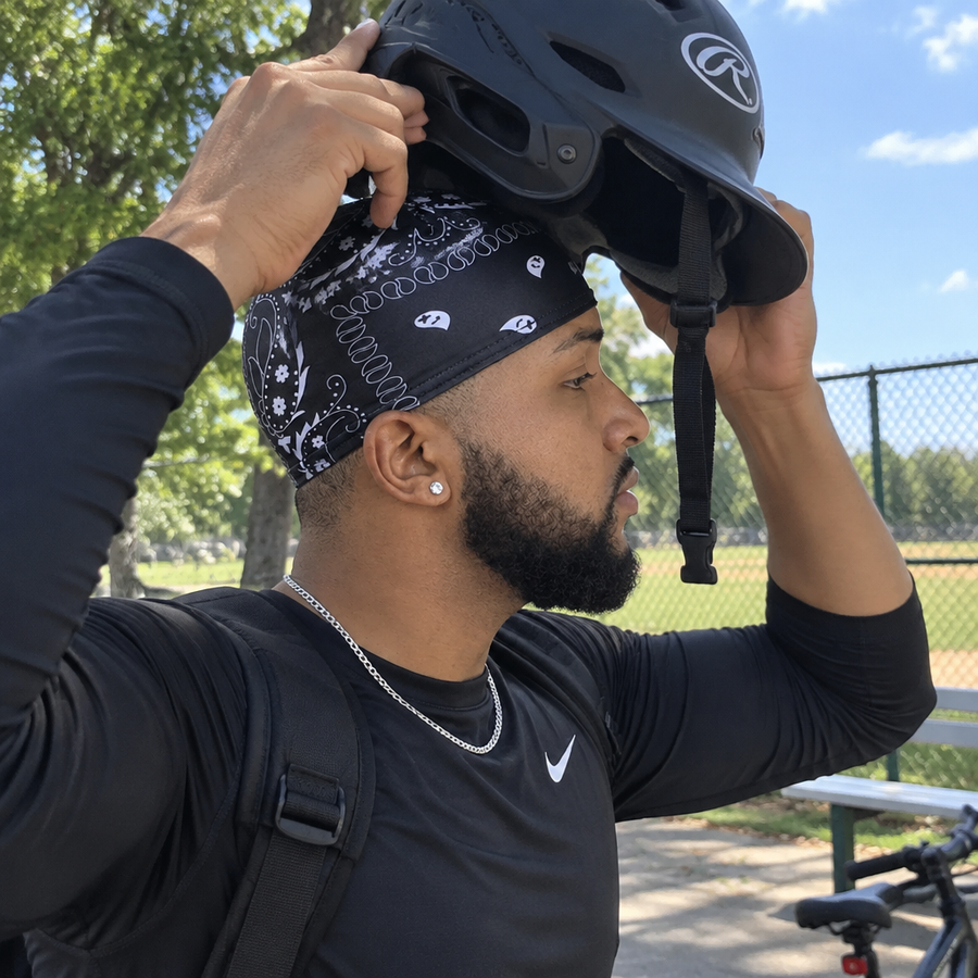 Homme portant un wave cap Cissey sous un casque de sport