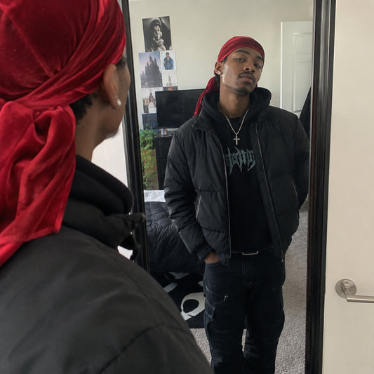 Homme portant un durag velours rouge Cissey devant un miroir