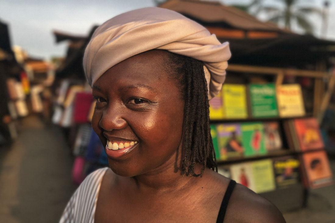 Turban noué sur des locks