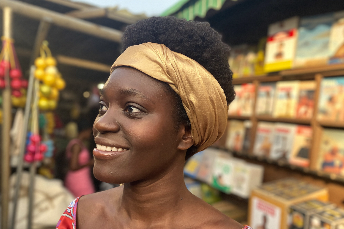 Turban satin sur cheveux courts sans glisser