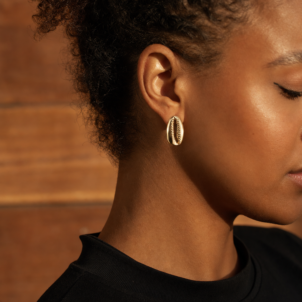 Boucles d'Oreilles Cauri — gros plan profil — Cissey Clothing
