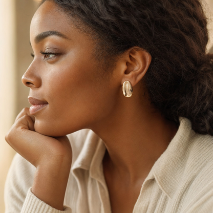 Boucles d'Oreilles Cauri portées lifestyle — Cissey Clothing
