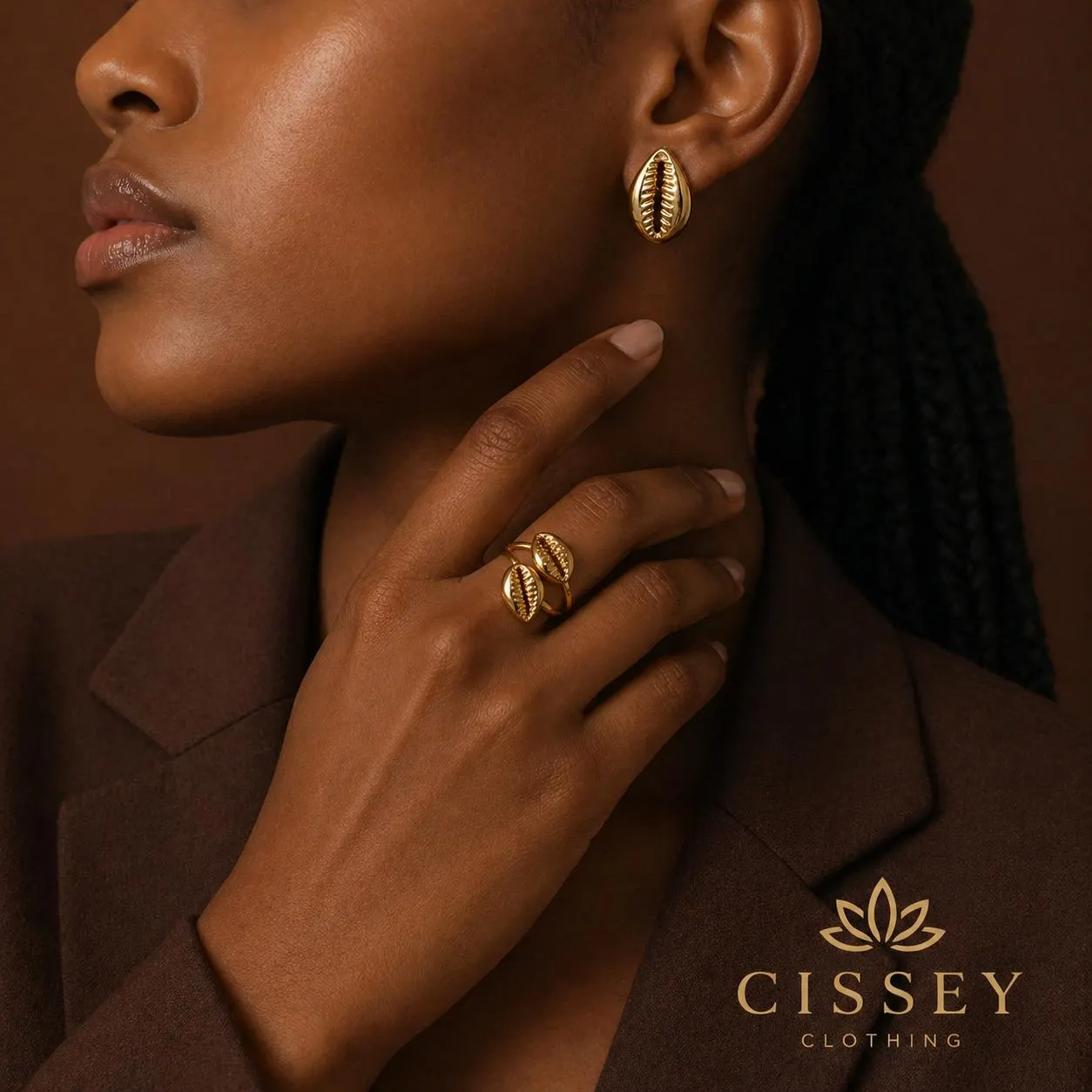 Boucles d'oreilles et bague coquillage cauri dorées portées — Cissey Clothing