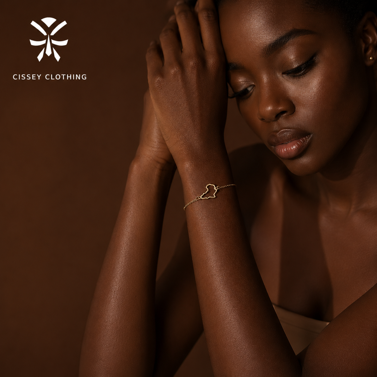 Bracelet Afrique contour du continent en acier inoxydable porté — Cissey Clothing