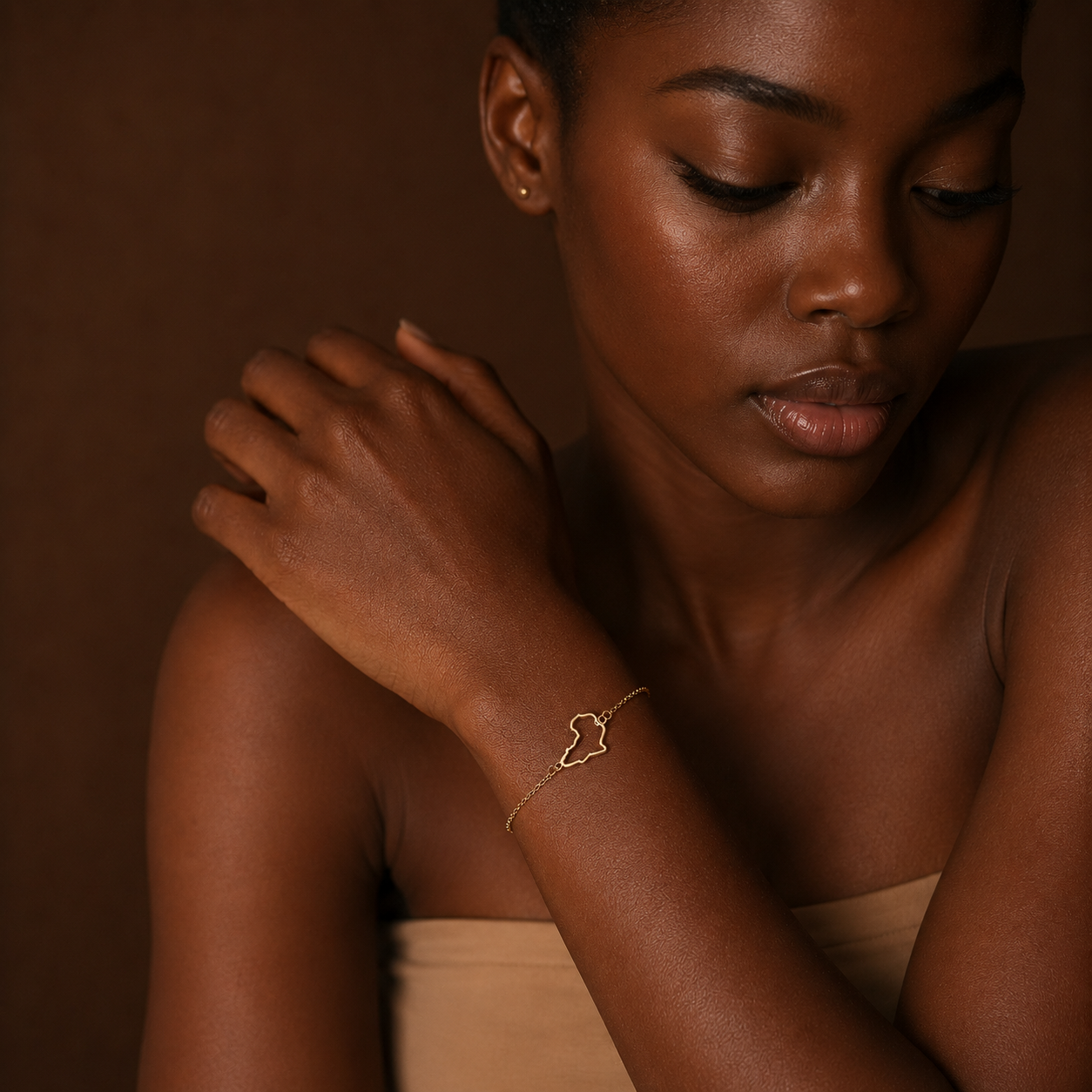  Bracelet contour Afrique doré porté au poignet — Cissey Clothing
