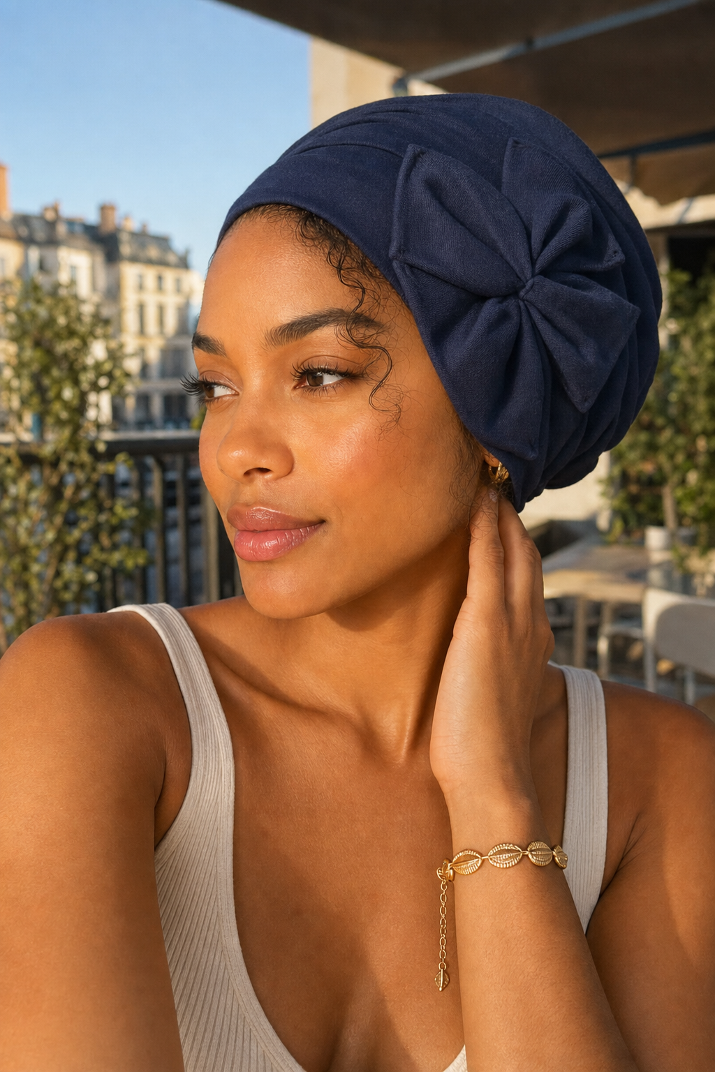 Turban Soft Grace bleu marine porté en extérieur