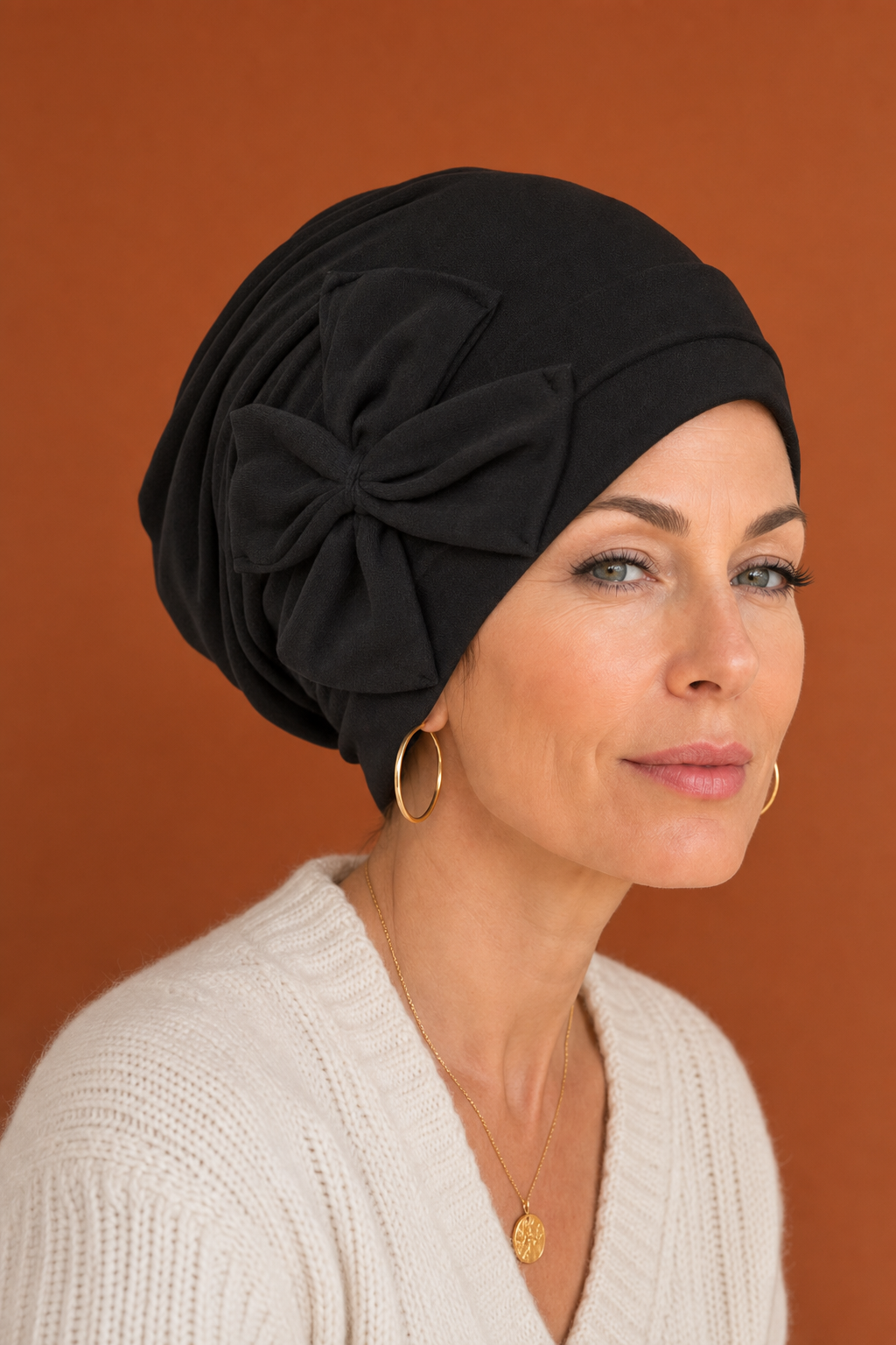Turban Soft Grace noir porté, nœud plissé latéral