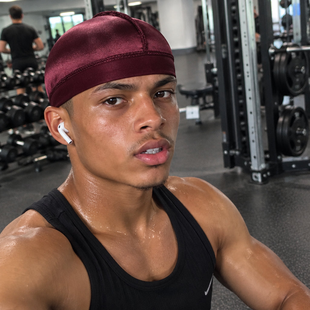 Homme portant un wave cap satin bordeaux Cissey à la salle de sport