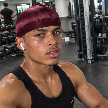 Homme portant un wave cap satin bordeaux Cissey à la salle de sport