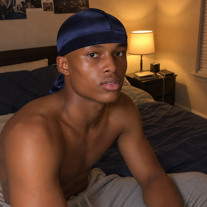 Homme portant un wave cap satin marine Cissey le soir