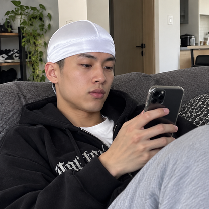 Homme portant un wave cap satin blanc Cissey décontracté