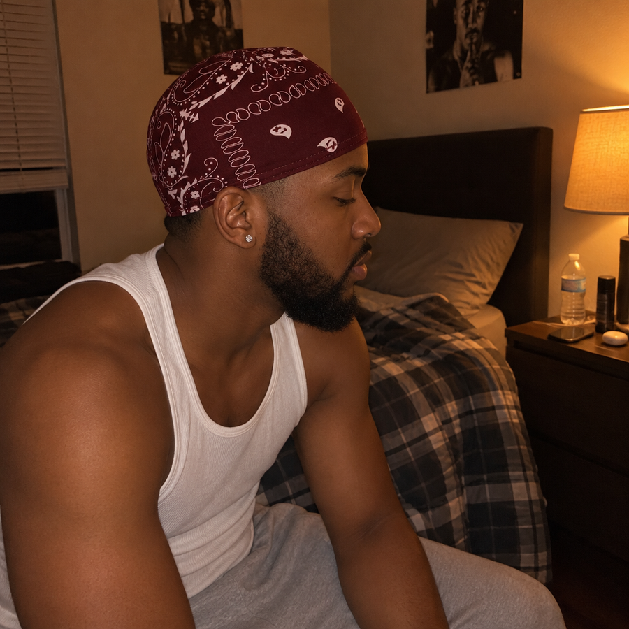 Homme portant un wave cap paisley bordeaux Cissey le soir