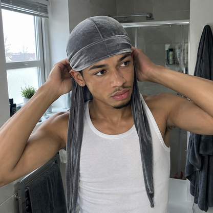 Homme portant un durag velours gris Cissey le matin