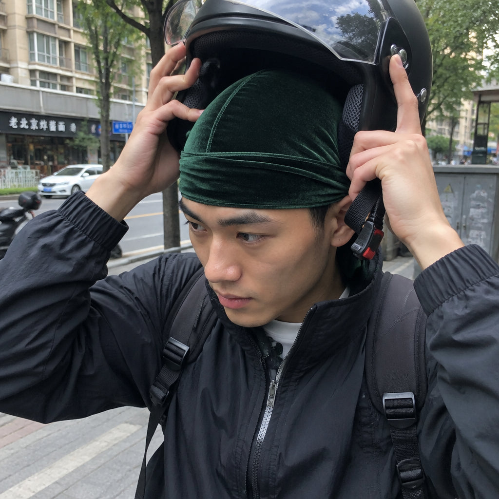 Homme portant un durag velours vert foncé Cissey sous un casque de moto