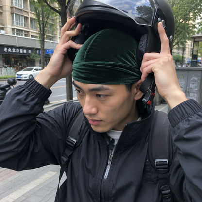 Homme portant un durag velours vert foncé Cissey sous un casque de moto