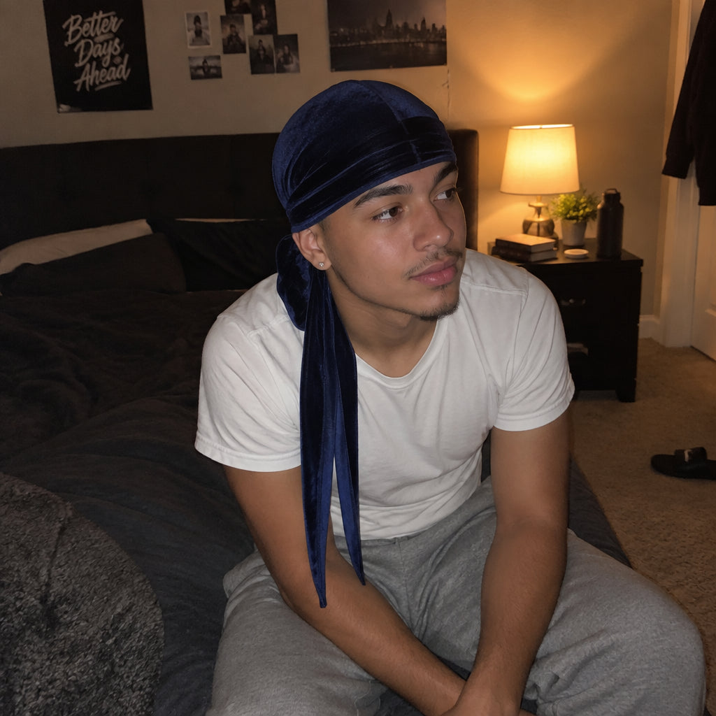 Homme portant un durag velours marine Cissey le soir