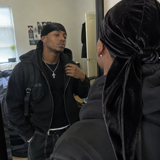 Homme portant un durag velours noir Cissey devant un miroir