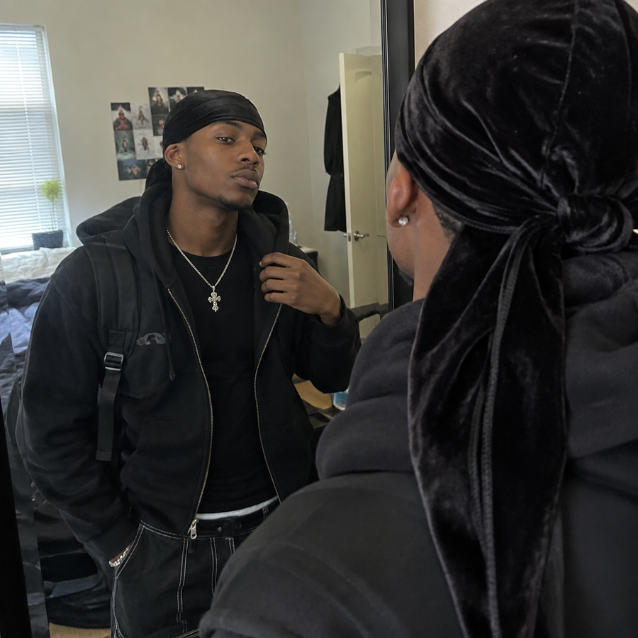 Homme portant un durag velours noir Cissey devant un miroir