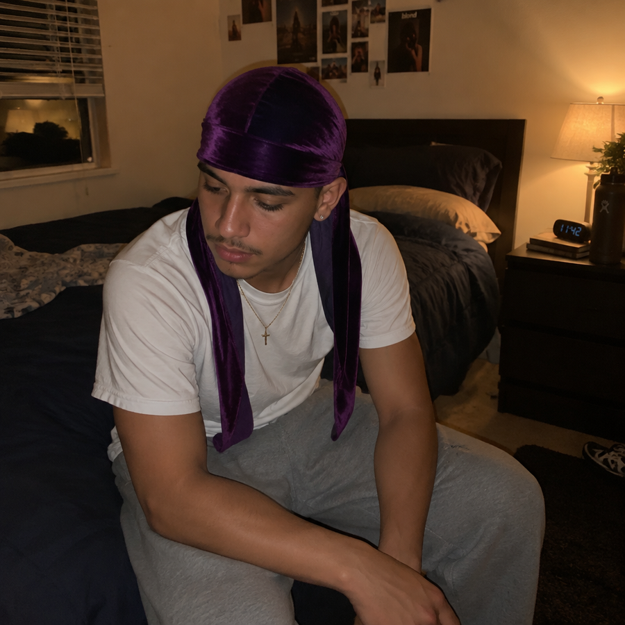 Homme portant un durag velours violet Cissey le soir