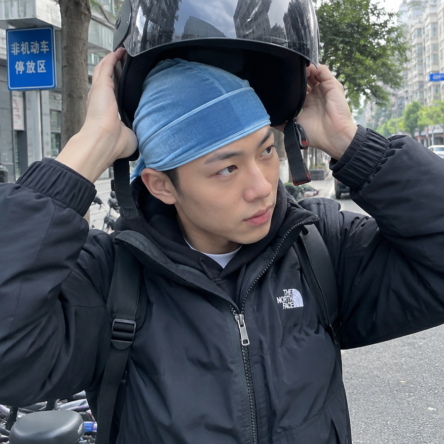 Homme portant un durag velours bleu ciel Cissey sous un casque de moto