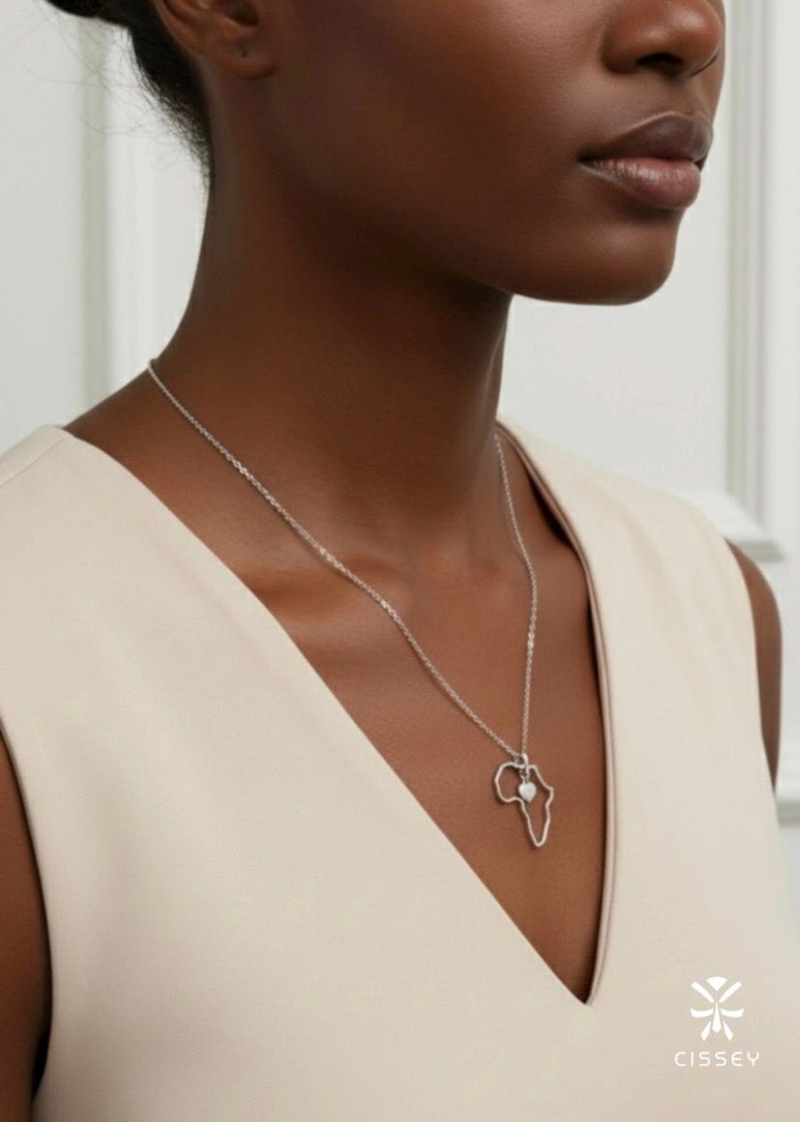 Collier carte d'Afrique porté - Cissey Clothing