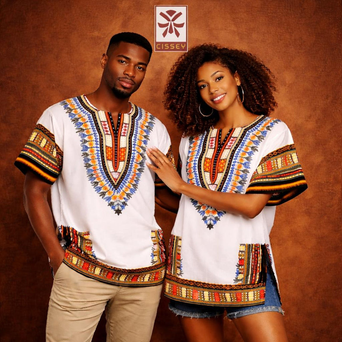 Dashiki blanc unisexe Cissey porté par deux modèles