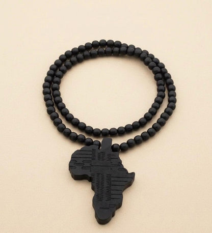 Collier en bois avec perles noires porté