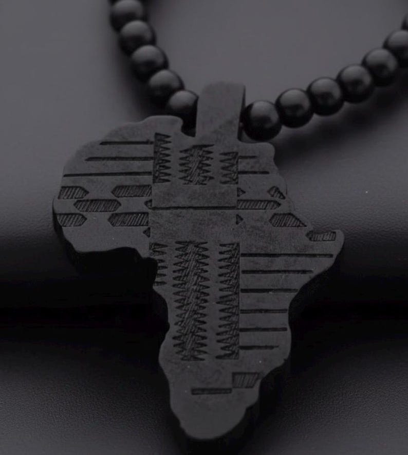 Vue rapprochée du collier Racines Noir