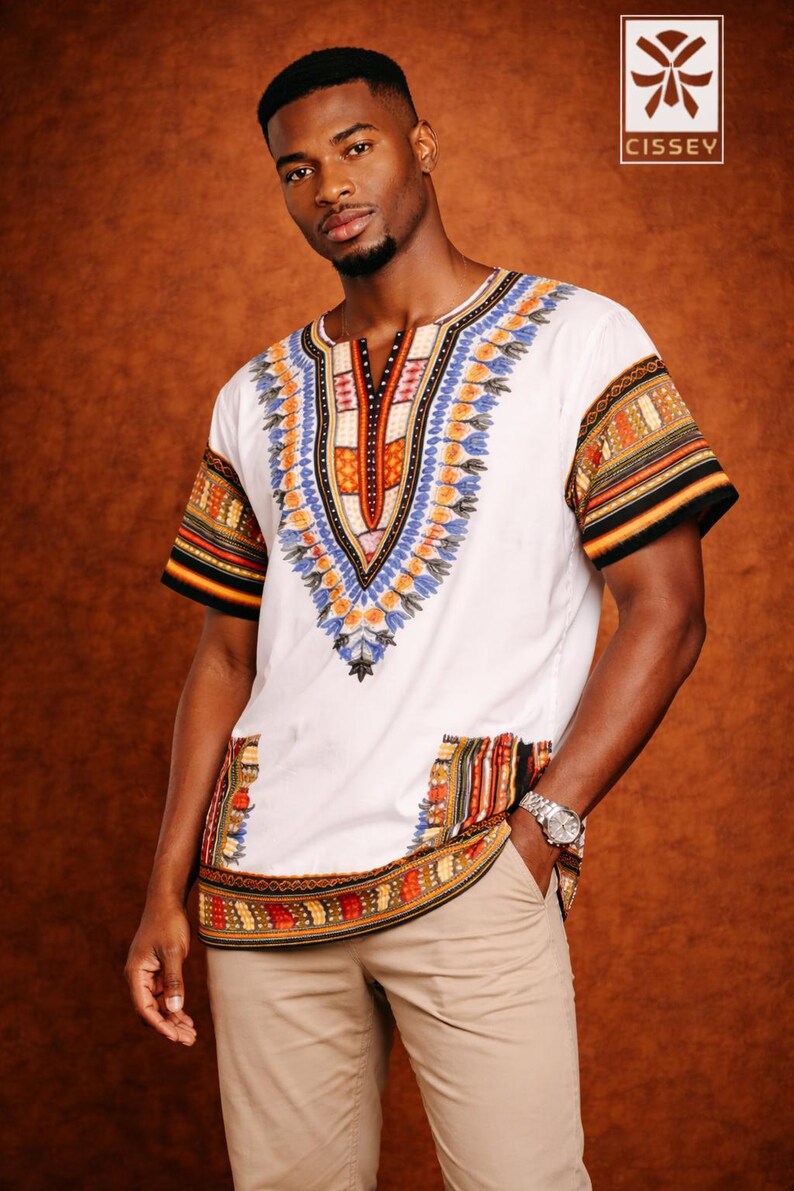 Dashiki blanc unisexe porté avec pantalon kaki