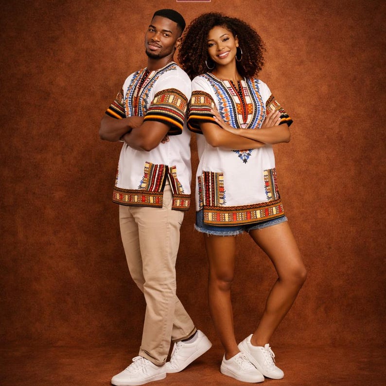 Dashiki blanc unisexe à motifs africains colorés, vue lifestyle
